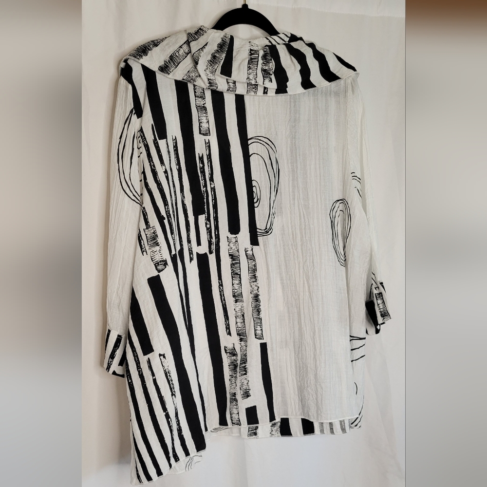 Chic Monochrome Button Down Shirt - image 5